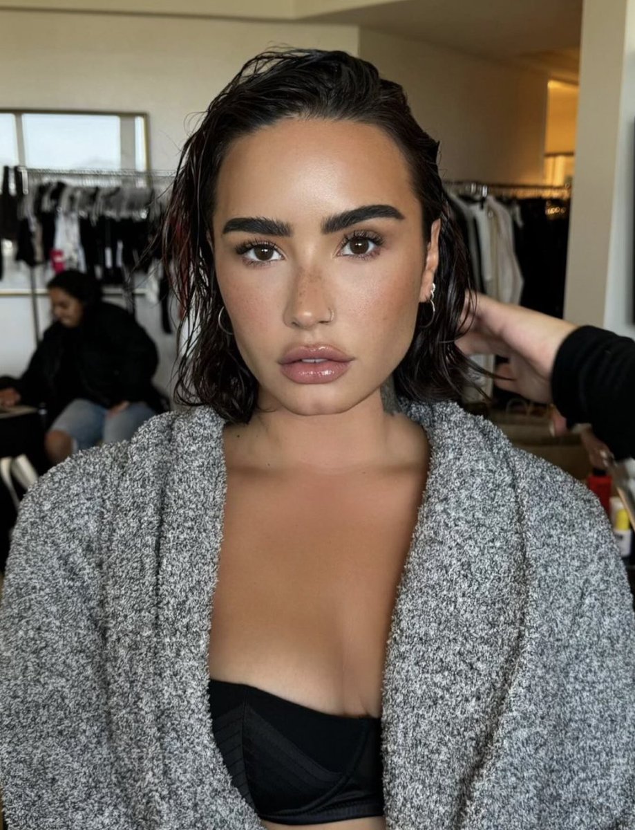 bralovatics's tweet photo. DEMI FUCKING LOVATO. https://t.co/fEzK4R68p8