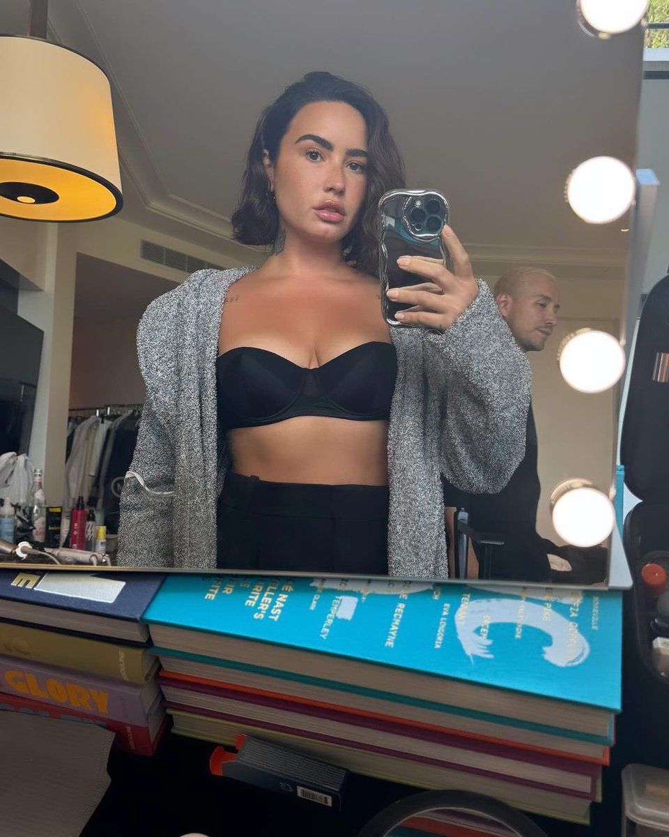 bralovatics's tweet photo. DEMI FUCKING LOVATO. https://t.co/fEzK4R68p8