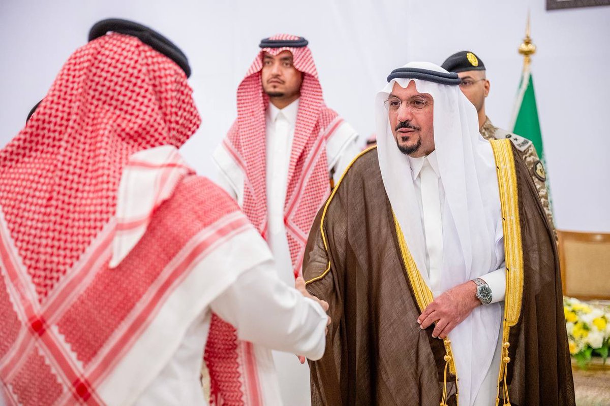 EmarahAlQassim's tweet photo. أكد سموه ما تحظى به المنطقة من عناية واهتمام القيادة الرشيدة - أعزها الله - ، من خلال تنفيذ المشاريع التنموية والخدمية ، تحقيقاً لمستهدفات #برنامج_جودة_الحياة انطلاقاً من #رؤية_السعودية_2030..

سمو #أمير_منطقة_القصيم يستقبل أصحاب الفضيلة والمسؤولين والمواطنين في الجلسة الأسبوعية بمحافظة البكيرية.