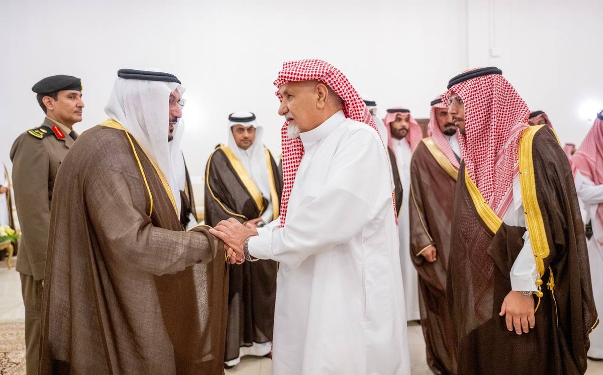 EmarahAlQassim's tweet photo. أكد سموه ما تحظى به المنطقة من عناية واهتمام القيادة الرشيدة - أعزها الله - ، من خلال تنفيذ المشاريع التنموية والخدمية ، تحقيقاً لمستهدفات #برنامج_جودة_الحياة انطلاقاً من #رؤية_السعودية_2030..

سمو #أمير_منطقة_القصيم يستقبل أصحاب الفضيلة والمسؤولين والمواطنين في الجلسة الأسبوعية بمحافظة البكيرية.