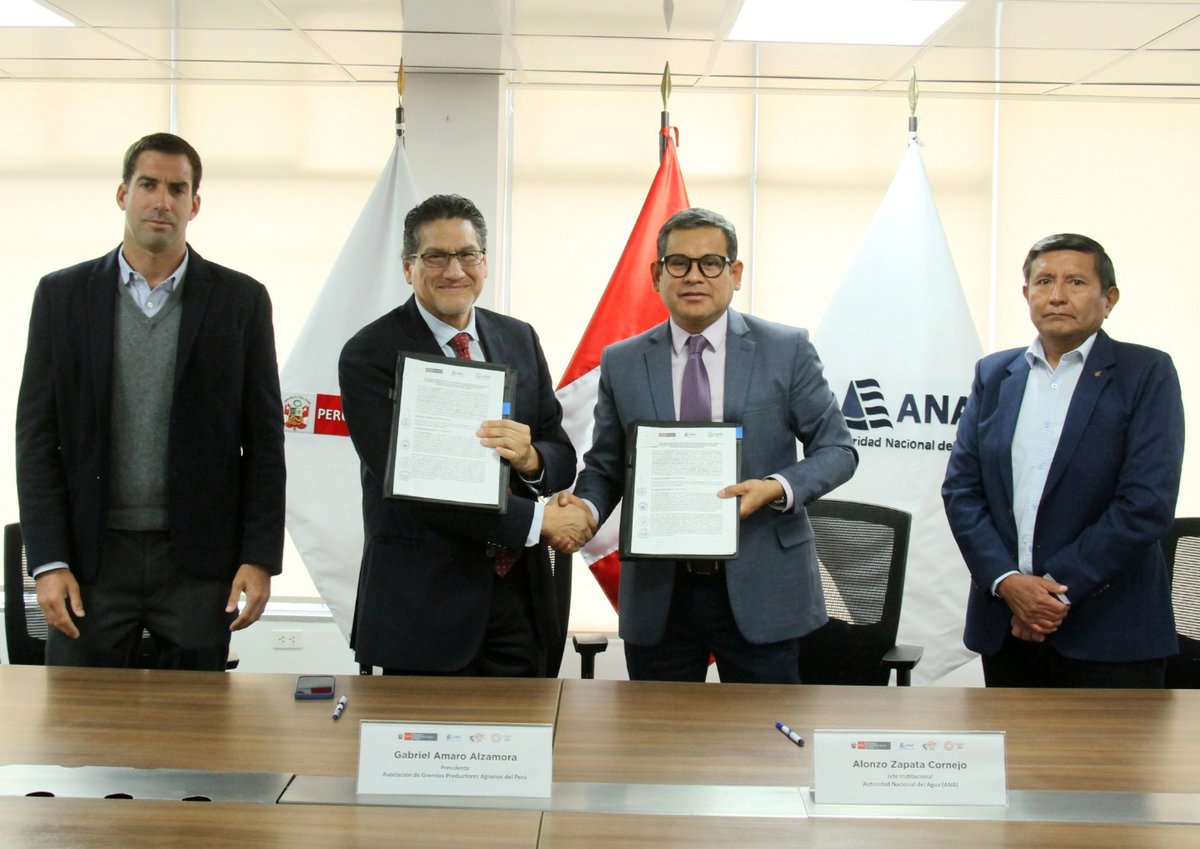 ANAPeru's tweet image. Durante la ceremonia, el jefe de la ANA, Alonzo Zapata, y el presidente de la #AGAP, Gabriel Amaro, destacaron la importancia de este acuerdo para impulsar la producción, comercialización y exportación de productos agrarios, así como la modernización del sector. 🌾📈
