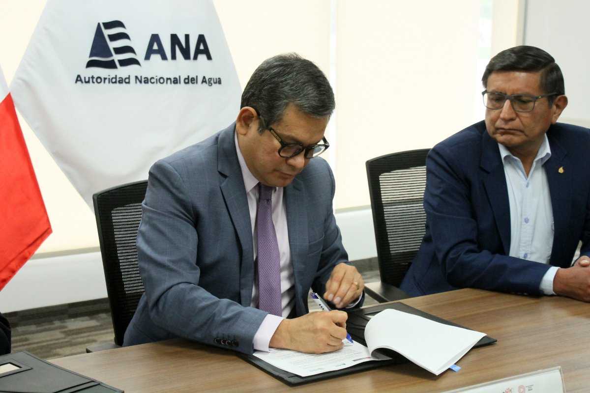 ANAPeru's tweet image. Durante la ceremonia, el jefe de la ANA, Alonzo Zapata, y el presidente de la #AGAP, Gabriel Amaro, destacaron la importancia de este acuerdo para impulsar la producción, comercialización y exportación de productos agrarios, así como la modernización del sector. 🌾📈