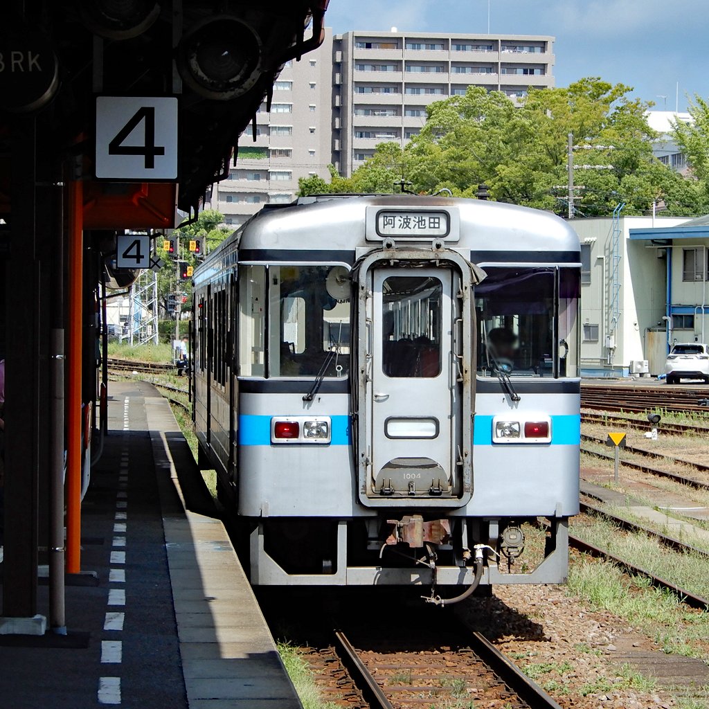 GreenwaterST's tweet photo. 徳島駅で発車を待つJR四国1000形普通阿波池田行

徳島駅の4番線で単行のローカル列車が発車を待っていました。車両は1990年にデビューした1000形気動車1004号。新製時から徳島に配属されている30年選手になります。四国に行かないと見られないJR四国顔ですね。

#四国 #徳島 #徳島駅 #JR四国 #徳島線 https://t.co/TiLtswKhrs