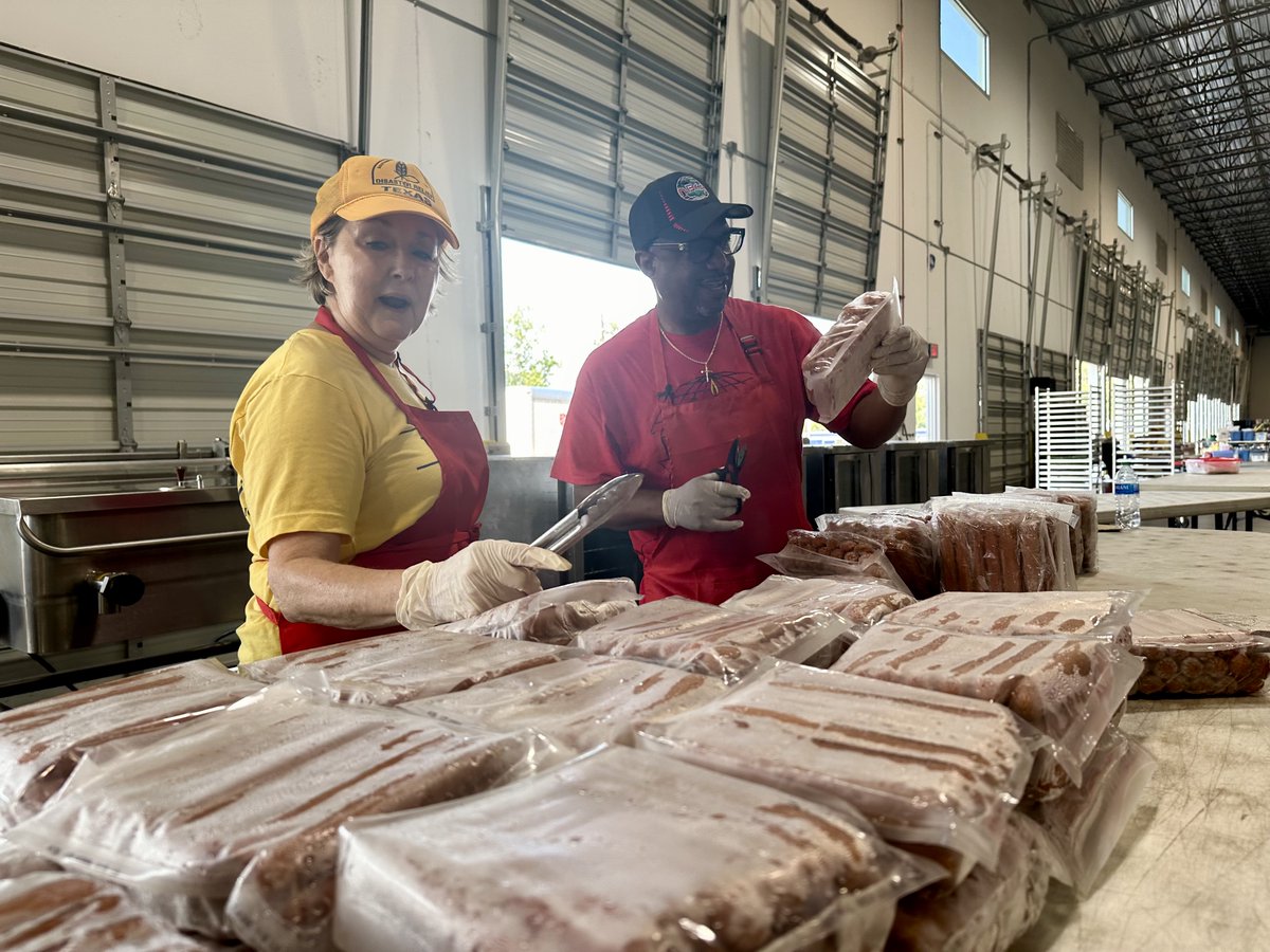 TexansOnMission's tweet photo. Last week, Texans on Mission volunteers prepared 39,700 meals in 5 days for Houstonites across the city.

To read more about how TXM is providing relief to Houston residents, visit:
https://t.co/ASbeXQk3Em

#hurricaneberyl #hurricane #houston #relief #texansonmission #TBM #SBDR https://t.co/Mfk5cM9cr3