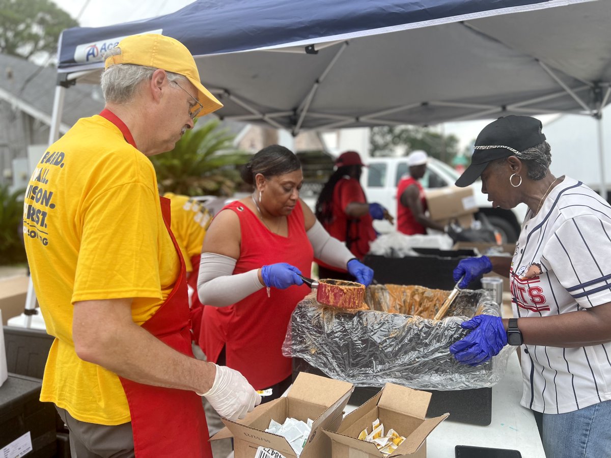 TexansOnMission's tweet photo. Last week, Texans on Mission volunteers prepared 39,700 meals in 5 days for Houstonites across the city.

To read more about how TXM is providing relief to Houston residents, visit:
https://t.co/ASbeXQk3Em

#hurricaneberyl #hurricane #houston #relief #texansonmission #TBM #SBDR https://t.co/Mfk5cM9cr3