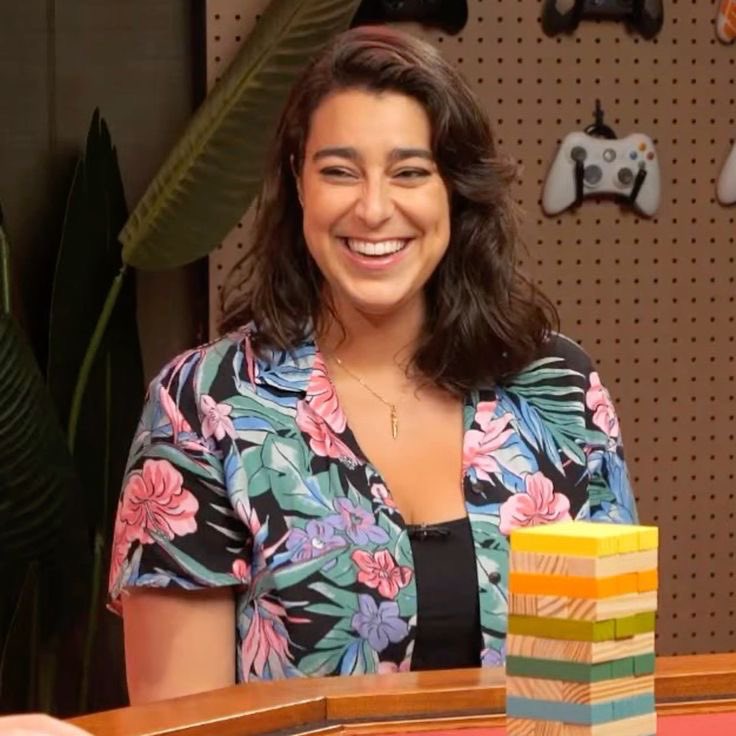 ateawithoney's tweet photo. SAVE AMANDA IN THE HAWAIIAN SHIRT, SAVE MEEE https://t.co/8vpmqDZWBf