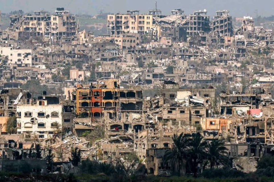 MyPalestine0's tweet photo. تقرير مرعب من جريدة الغارديان البريطانية عن الحرب على غزة صدر صباح اليوم ابرز ما جاء فيه:

- أسطول مكون من 100 شاحنة سيستغرق 15 عاما لتطهير غزة من الركام.

- غزة مغطاة بأكثر من 40 مليون طن من الركام.

- تكلفة أعمال إزالة الركام 600 مليون دولار.

- هناك حاجة الي ارض مساحتها 1235 فدان لدفن الأنقاض التي لا يمكن إعادة تدويرها.

- برنامج الأمم المتحدة الإنمائي يقدر أن إعادة الاعمار مع التفاؤل لن تنتهي قبل عام 2040 بتكلفة 40 مليار دولار.

- غزة عادت الي سنوات 1980، بمعني تم محو 44 عاما من التنمية في غزة.

- لا يوجد مكان في مدينة خانيونس ��م يتضرر.

- تغييرات تضاريسية في غزة حيث ترى تلال لم تكن تراها من قبل وقنابل تزن 2000 رطل غيرت مشهد القطاع.

- 10% من القذائف والصواريخ والقنابل التي ألقيت على غزة لم تنفجر.

- تضرر 137297 مبنى في غزة أي اكثر من نصف المباني.

- الأرقام قابلة للزيادة مع استمرار الحرب في غزة.