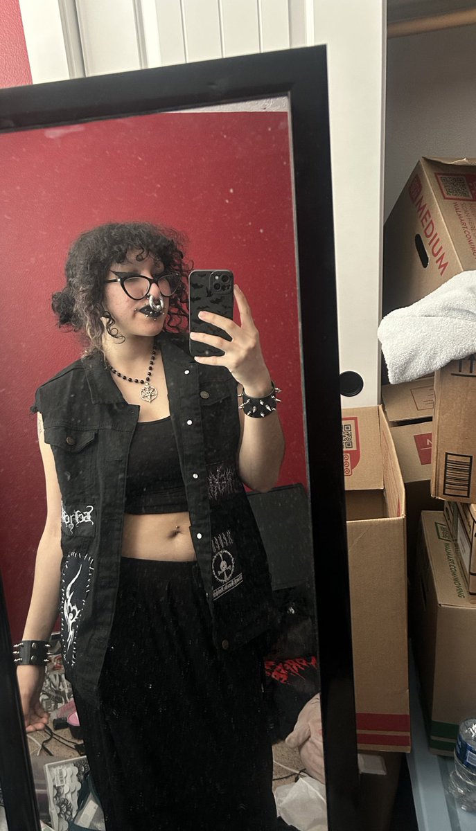 decayingdaf's tweet photo. 🕸️🦇🧙🏻‍♀️🖤 https://t.co/H4z7BWl0la