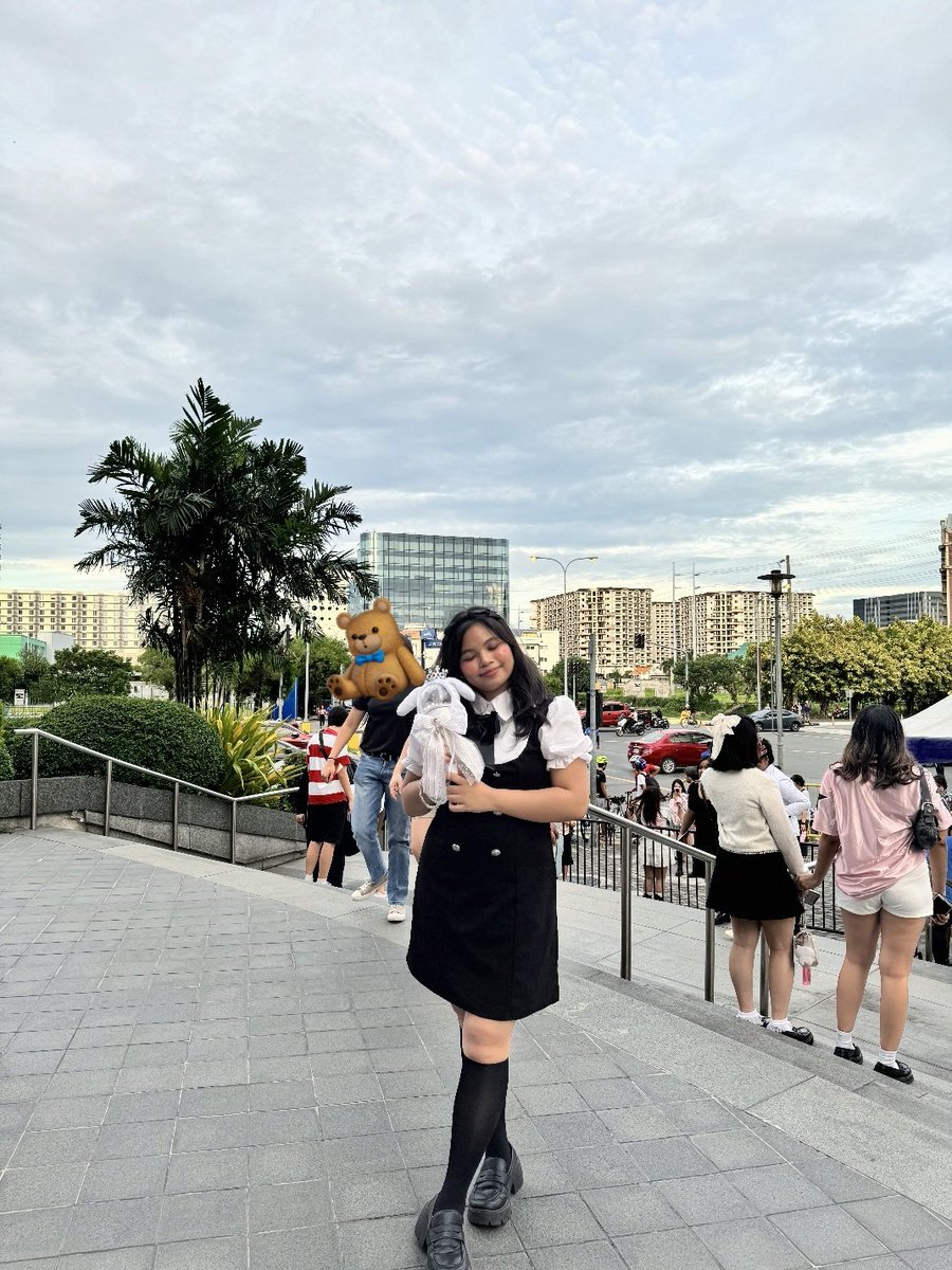 wonireiz's tweet photo. me &amp; rei waved at me ! 🥹

#SHOW_WHAT_I_HAVE_IN_MANILA https://t.co/JpEiRvO15q