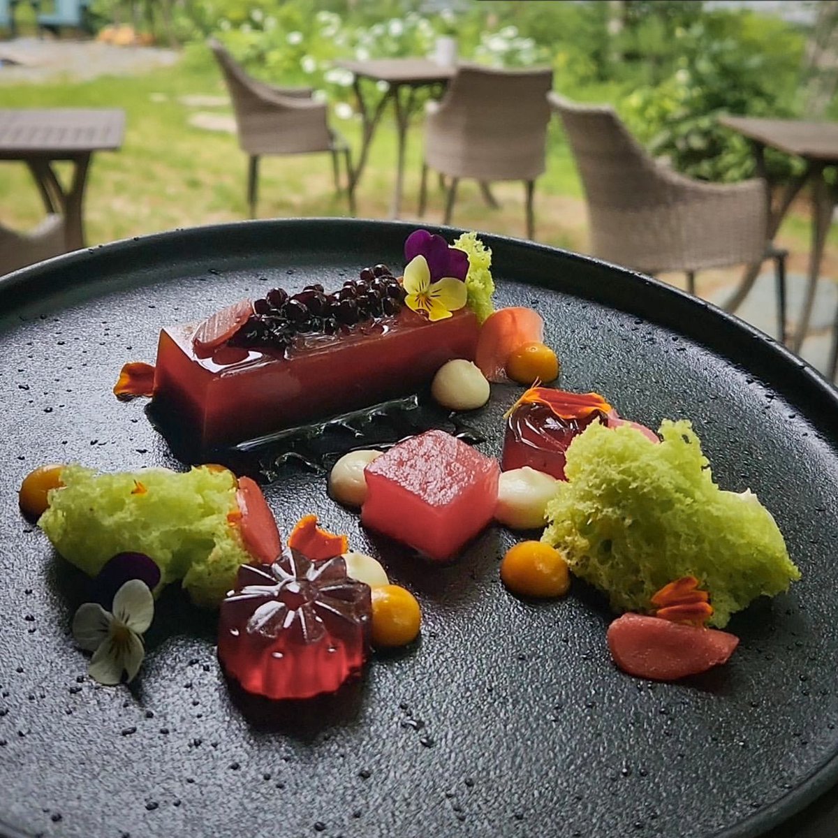 Come have a Walk In Our Garden this Summer! 🥕 🌿 🧄 

Carrot | Champagne | Beet | Parsley | Garlic | Cauliflower

#TroutPointLodge #DeliciousJourneys
#NovaScotia