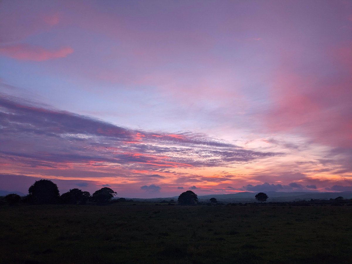 Beautiful summer sunset over Donegal tonight.

#Donegal #Inishowen #Sunset