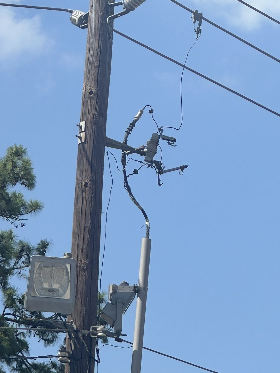 dubldai_'s tweet photo. @CenterPoint one of your guys literally came to fix this transformer yesterday around 3pm and now this same transformer is back down. https://t.co/k7fZZlm3dM
