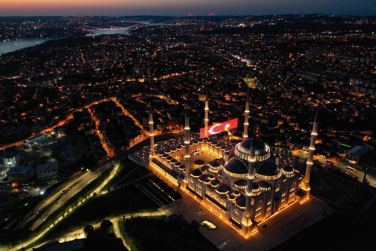 siyahsancakx's tweet photo. ⚫️ #SONDAKİKA

Türkiye’de şu anda 90 bin camiden eş zamanlı olarak sela okunuyor. https://t.co/NMgaL9F9NV