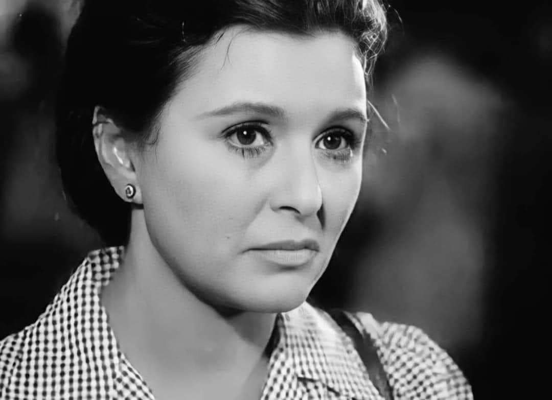 لا ميكب ولا لبس ولا اي حاجه ممكن تحلى شكلك وتخلي وشك ينور اكتر من ان حالتك النفسيه تكون كويسه .