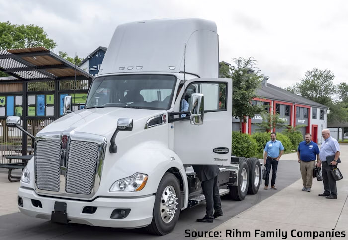 KenworthTruckCo's tweet photo. Rihm Kenworth recently held a customer event focused on alternative powertrains. Read more on https://t.co/vxfd8wsql3 at https://t.co/4KjMNSO6Zk
#Kenworth #ZeroEmissions #T680E @RihmKenworth https://t.co/TgFrw9ljAC