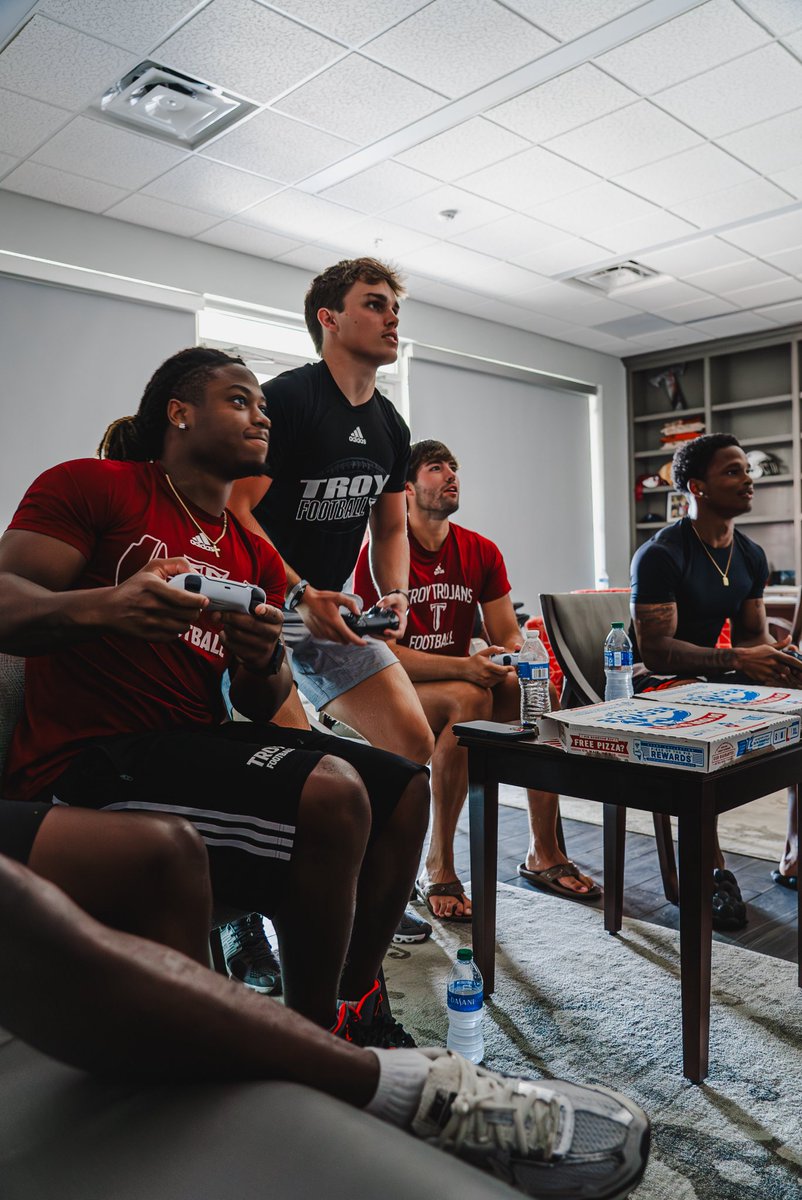 TroyTrojansFB's tweet photo. Like kids in a candy store

#BattleReady | #OneTROY ⚔️🏈🎮 https://t.co/4JjSILQ64D