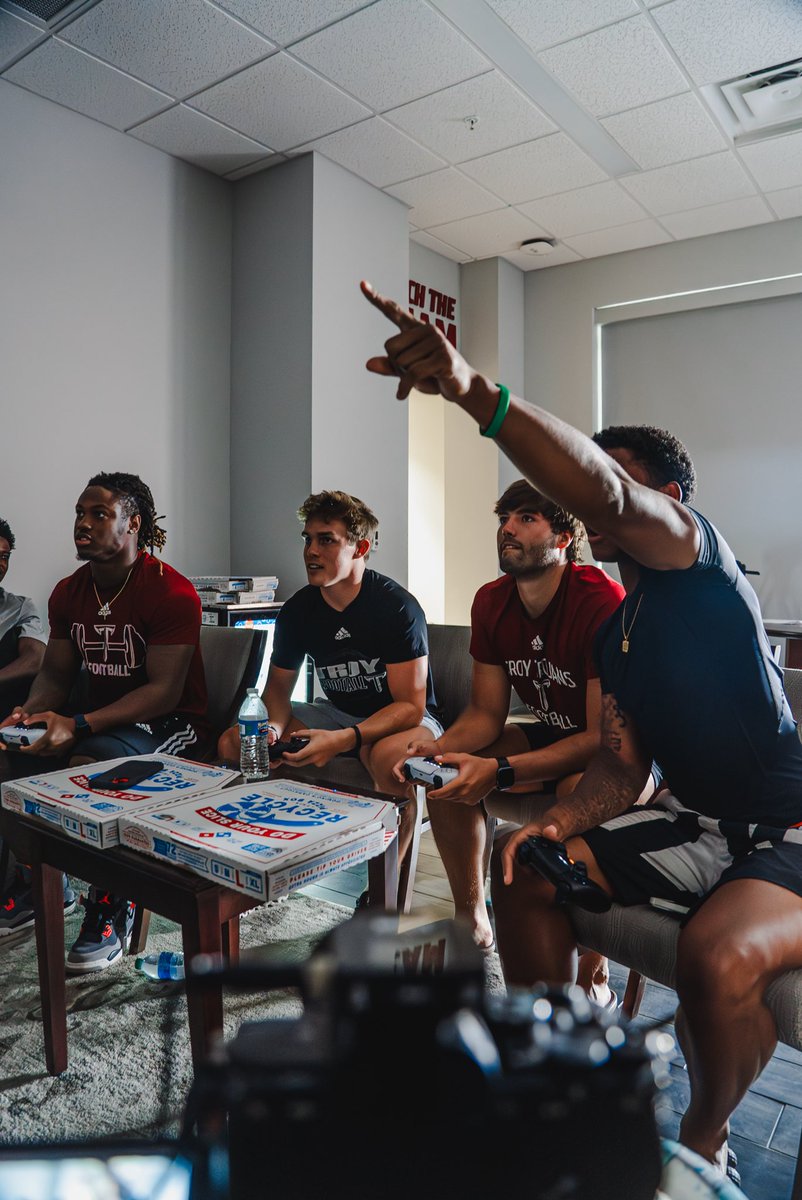 TroyTrojansFB's tweet photo. Like kids in a candy store

#BattleReady | #OneTROY ⚔️🏈🎮 https://t.co/4JjSILQ64D
