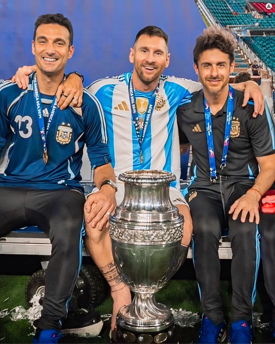 DiarioPuntal's tweet image. 🥳 Transmitime #felicidad! 

‼️ El #riocuartense mano derecha del técnico Lionel #Scaloni e ídolo de #Messi, Pablo Aimar, junto al capitán de la selección #argentina este lunes tras la obtención de una nueva #CopaAmérica.