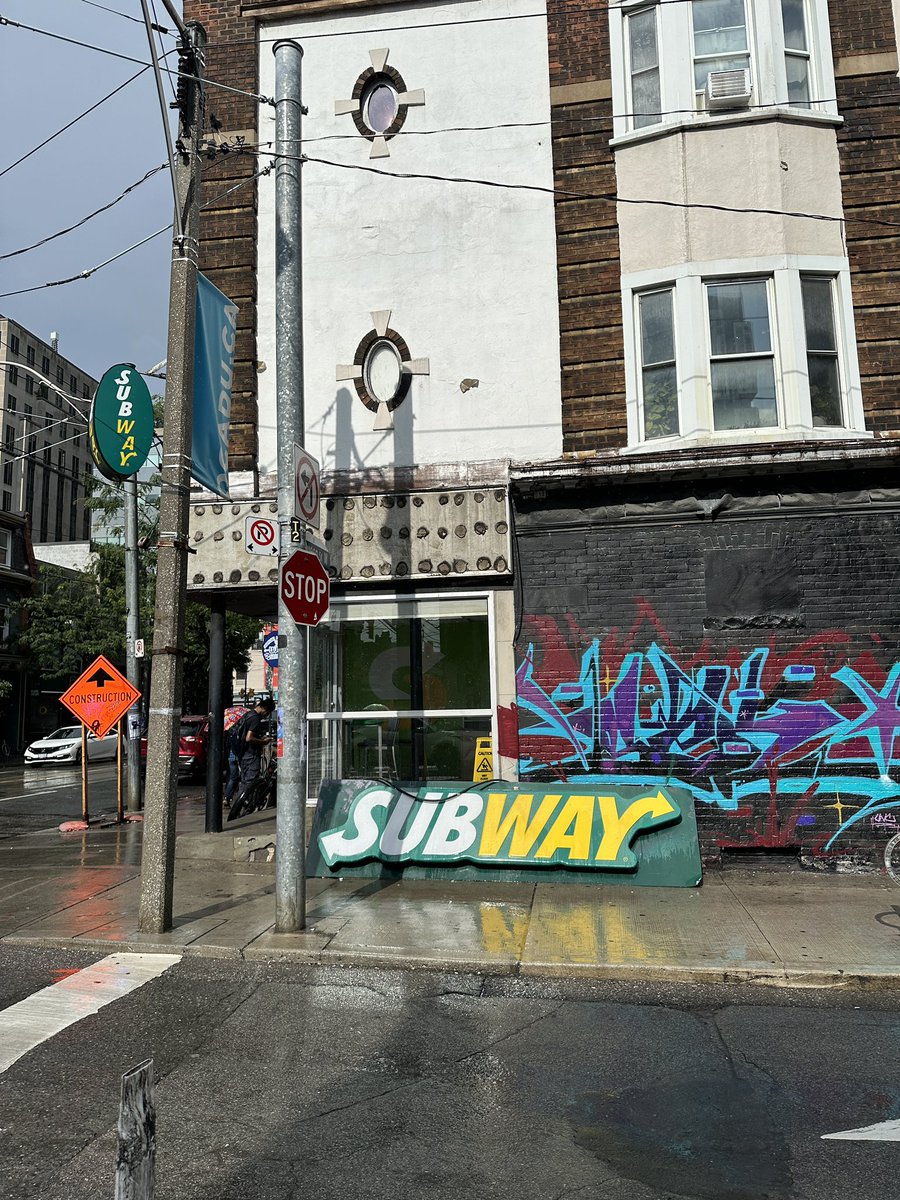 johnhleeee's tweet photo. subway fell off https://t.co/kpxIem6qWi