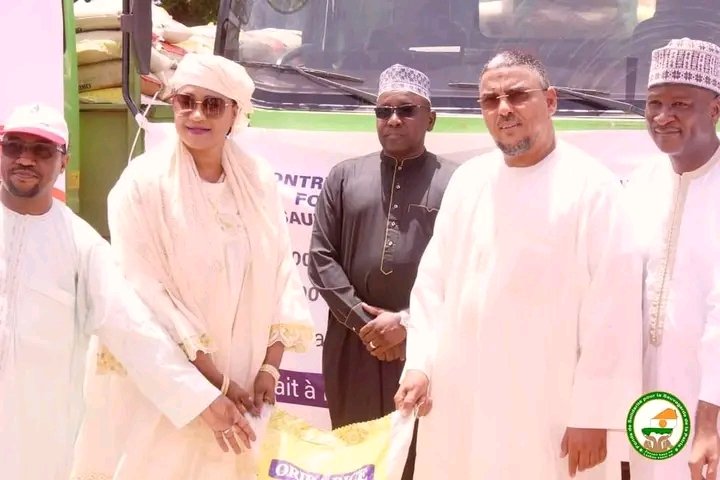 legeographe221's tweet photo. #Niger #FSPP
Le Groupe Oriba a contribué au Fonds de Solidarité pour la Sauvegarde de la Patrie deux cents (200) tonnes de vivres composée de 4000 sacs de riz de 25 kg et 1000 sacs de mil de 100 kg, pour une valeur totale de cent quinze millions (115 000 000) francs CFA. https://t.co/EAGGNwuZD1