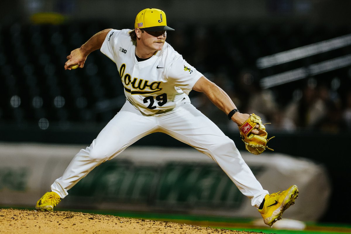 UIBaseball's tweet photo. BANG 💥

@WhiteSox x #Hawkeyes https://t.co/4sTwOkw1XB