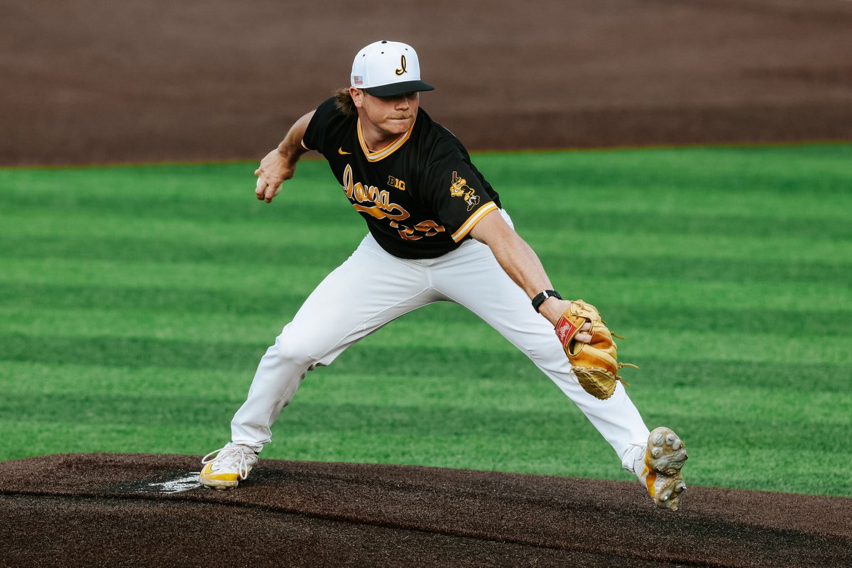 UIBaseball's tweet photo. BANG 💥

@WhiteSox x #Hawkeyes https://t.co/4sTwOkw1XB