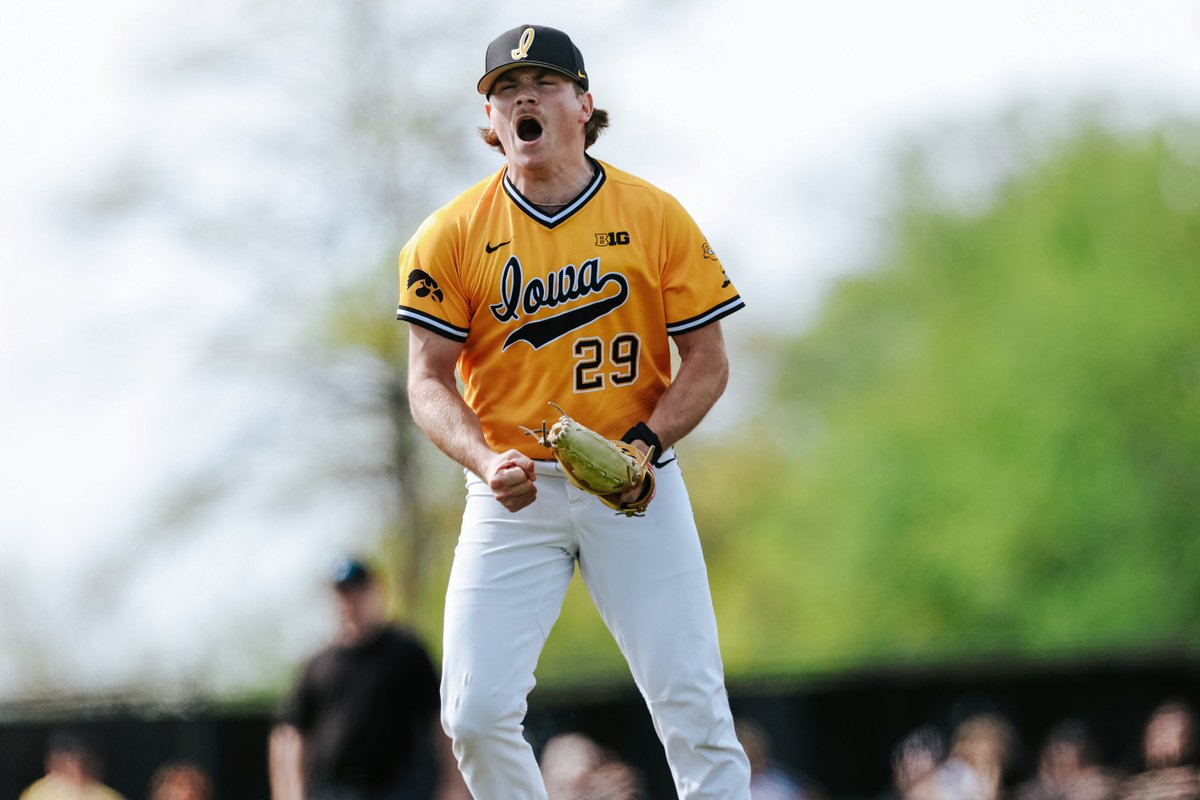 UIBaseball's tweet photo. BANG 💥

@WhiteSox x #Hawkeyes https://t.co/4sTwOkw1XB