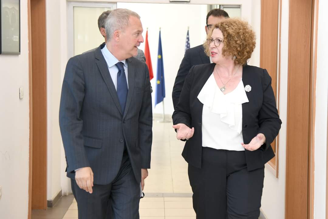 ItalyinKosovo's tweet photo. Ambassador De Riu met with Minister @rozeta_hajdari to outline the new project for the development of sustainable tourism in the #Sharr Mountains, funded by @aics_it, which will fit within the objectives of the 2030 national tourism development plan.
🇮🇹🤝🇽🇰 https://t.co/NLhD0vwzMP