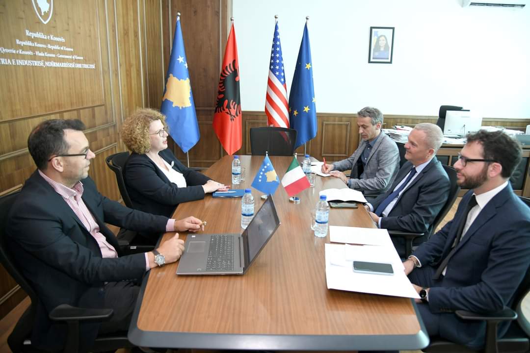 ItalyinKosovo's tweet photo. Ambassador De Riu met with Minister @rozeta_hajdari to outline the new project for the development of sustainable tourism in the #Sharr Mountains, funded by @aics_it, which will fit within the objectives of the 2030 national tourism development plan.
🇮🇹🤝🇽🇰 https://t.co/NLhD0vwzMP