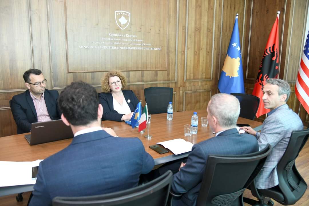 ItalyinKosovo's tweet photo. Ambassador De Riu met with Minister @rozeta_hajdari to outline the new project for the development of sustainable tourism in the #Sharr Mountains, funded by @aics_it, which will fit within the objectives of the 2030 national tourism development plan.
🇮🇹🤝🇽🇰 https://t.co/NLhD0vwzMP