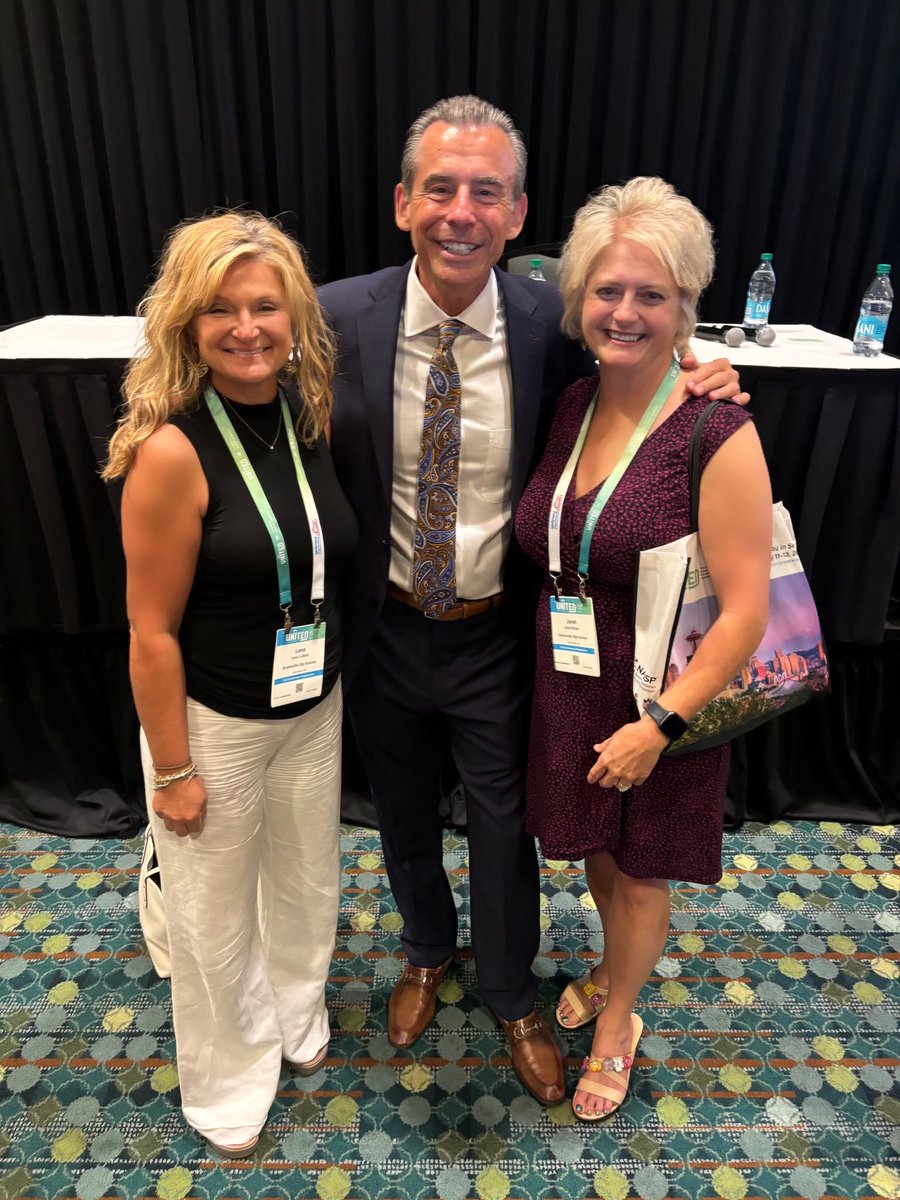 HalHenard's tweet photo. What do Great Principals and Great Teachers Do Differently? They LEARN from Todd Whitaker! #PrincipalsUNITED ⁦@NAESP⁩ ⁦@ToddWhitaker⁩ https://t.co/Am87JZdpoZ