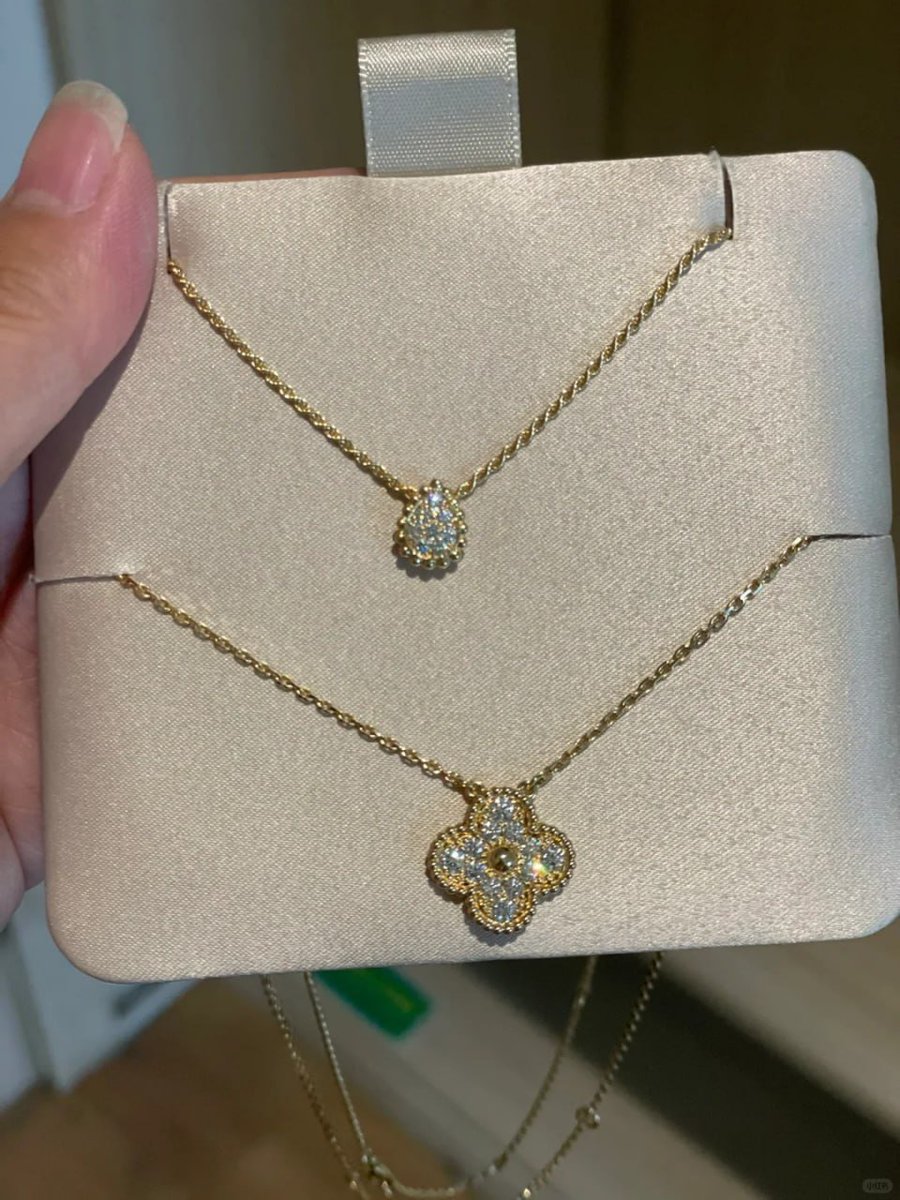 ruby23881's tweet photo. The gold necklace is really shining, 
one is delicate and the other is shiny ✨ https://t.co/SHzvU90CBd