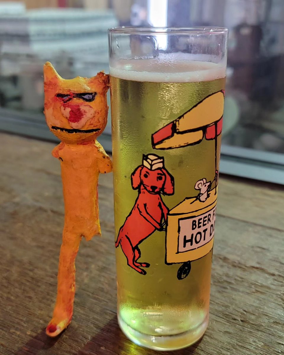 photocatkate's tweet photo. The glass is adorable, the beer is light and delicious.. it's a win overall! #bitchesforever #beerforhotdogs #offcolorbrewing #offcolormousetrap #fancybeer https://t.co/OEPkWWje6s