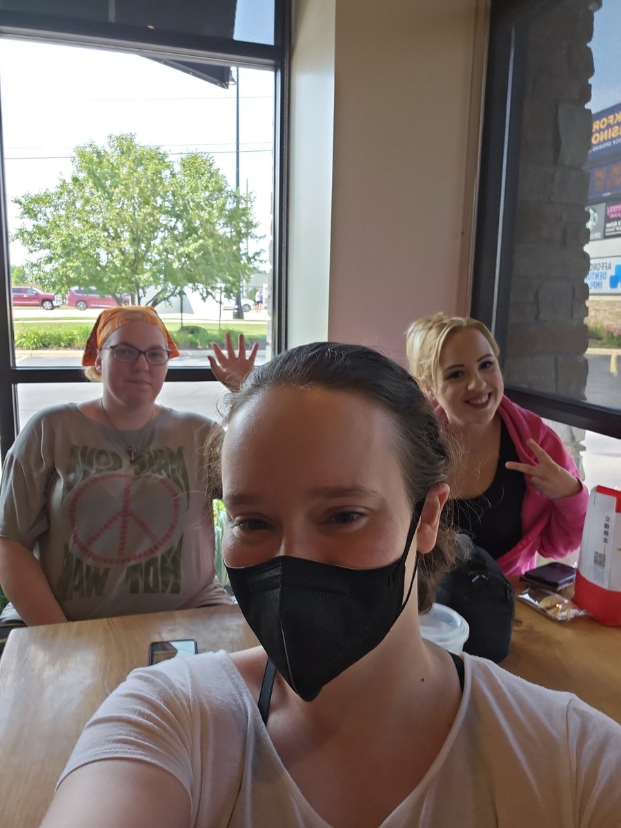 Zoey_Granitz's tweet photo. @ReedTimmerUSA #twistersisters sitting pretty waiting to intercept in Rockford IL
#firstchase https://t.co/zYeiTUj16t