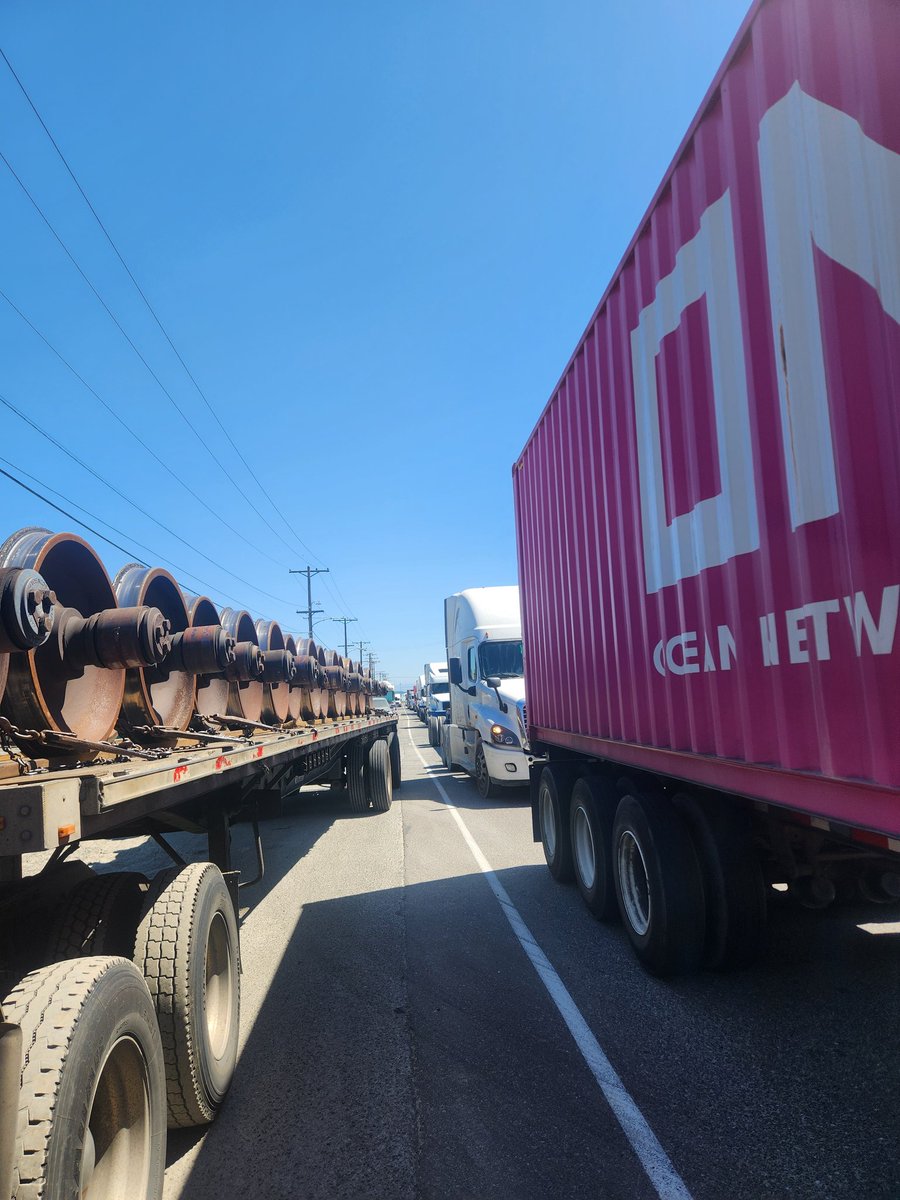 willywalker11's tweet photo. .@TacomaPD @PortofTacoma @KING5Seattle @KIRO7Seattle  trucks blocking 1 lane of Thorne road and multiple business driveways in Tacoma for extended periods of time , why is this allowed to happen multiple times per week??? https://t.co/3b6B5PHtkP