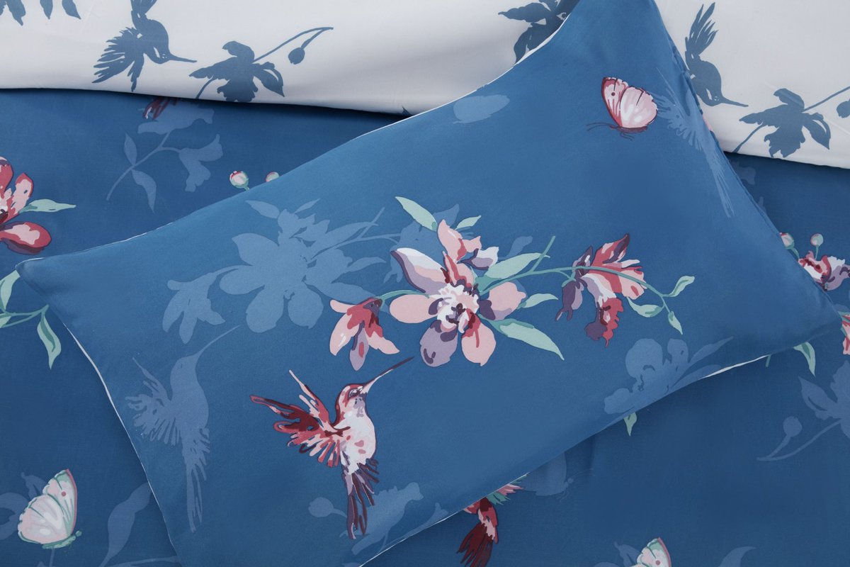 ShopWithKerry's tweet image. #Hummingbird Blue #Duvet 

This beautiful #bedding set is printed with a floral design scattered with pink hummingbirds and #butterflies.
 
This set is fully reversible with a white and duck egg reverse.

I can post UK wide. 

Message me or order at Kerry.vivamknetwork.co.uk