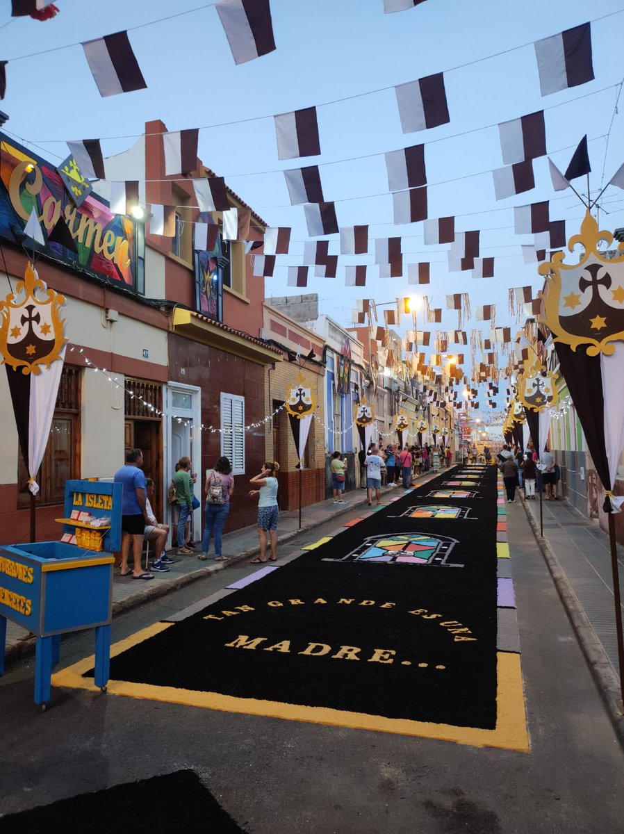 Nau_PM's tweet photo. Tradición, cultura y devoción. En la madrugada de hoy La Isleta vive su noche grande, una noche que forma parte de la identidad del barrio. https://t.co/UMlaKIoDvQ