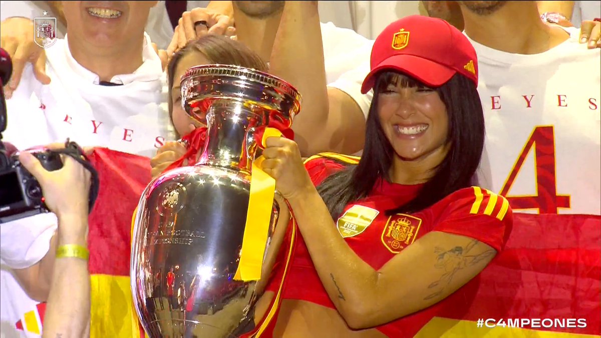 🇪🇸 ¡AITANA pone el broche de oro a una noche histórica en Madrid al ritmo de 'La Roja'! #C4MPEONES #EURO2024 

🗣️ "Me habéis vuelto a reenganchar al fútbol"

ow.ly/4Qmy50SBCY3