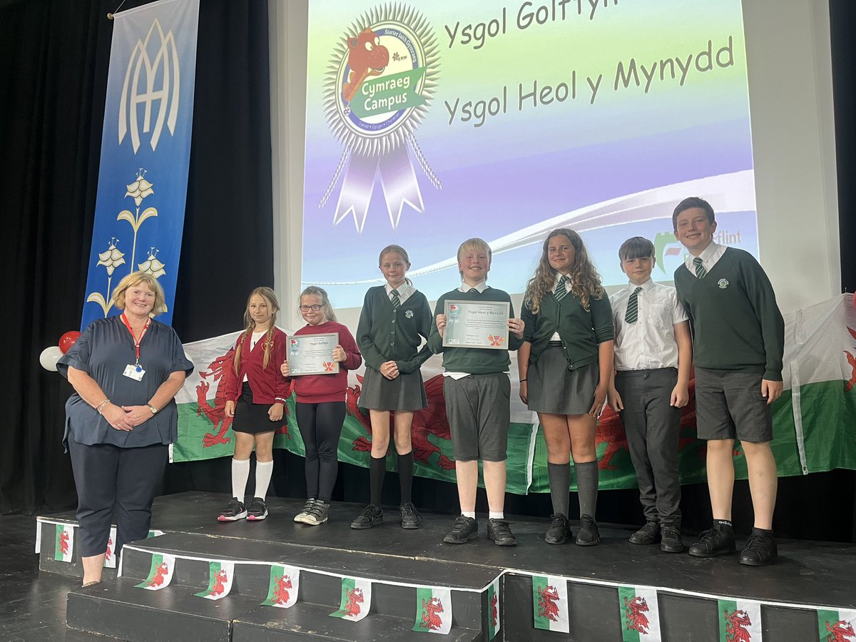 3/5 Pnawn arbennig yn dathlu gwobrwyo Ysgolion cynradd <a href="/CSyFflint/">Cyngor Sir y Fflint</a> 
An excellent afternoon celebrating the achievements of <a href="/FlintshireCC/">Cyngor Sir y Fflint / Flintshire County Council</a> Primary schools 
 Cymraeg Campus Gwobr Arian | Silver Awards: 
<a href="/GolftynCP/">Golftyn CP School</a> 
<a href="/MountainLaneCP/">Rome</a> 
Ysgol Heol y Mynydd 

<a href="/CymraegCampus/">Cymraeg Campus</a>