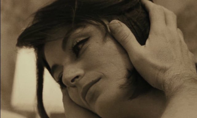 Poteva toccarmi in un miglione di modi.
Decise di farlo nel modo più 
bello. Sfiorò la mia mente e nulla fu mai come prima ..🌹
Charles Bukowski
#buonanotte