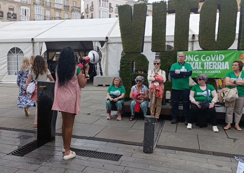 covideuskal's tweet photo. Hoy la #MareaVerdeLC, incansable y extenuada,en Gasteiz contra la invisibilidad y la negación;contra el desconocimiento,la ignorancia y la incomprensión;contra la estigmatización,la crueldad y la Luz de Gas.
#CureLongCoVID
#LongCovidAwareness
#SOSLC 🆘🆘🆘 #NoSurrender https://t.co/ulfFcOO37c