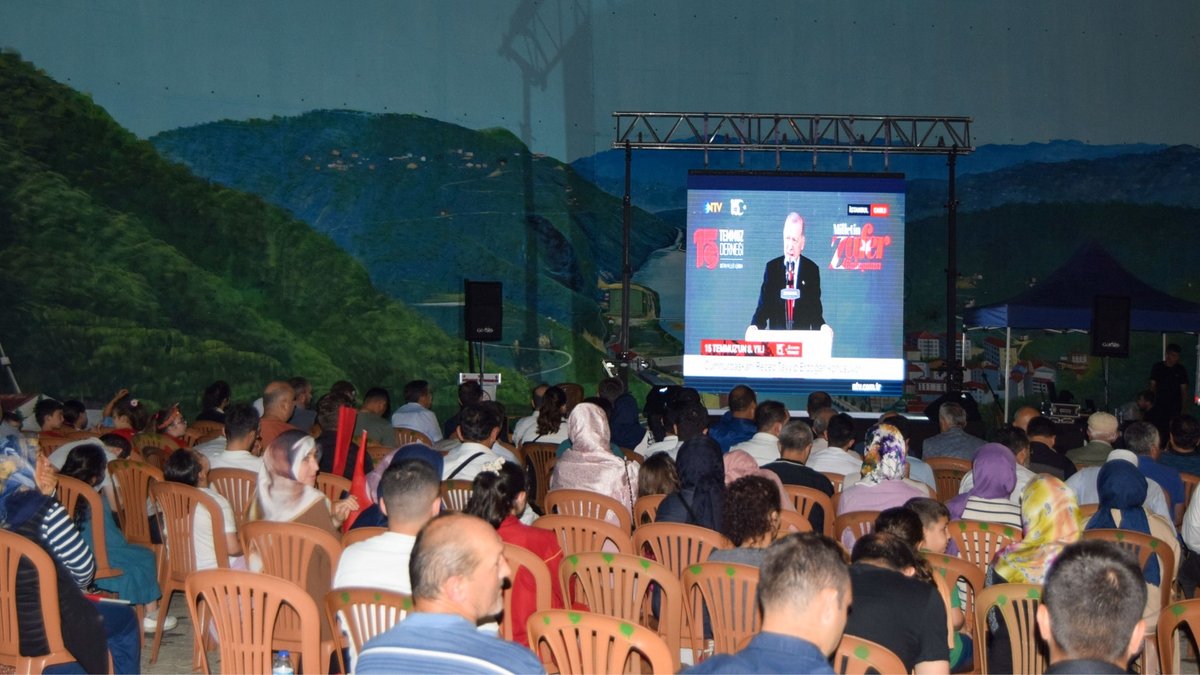 dogbel28's tweet photo. 15 Temmuz Demokrasi ve Milli Birlik Günü münasebetiyle ilçemizde düzenlenen program saat 19.30’da kortej yürüyüşüyle başladı. https://t.co/5NnLE6jKod