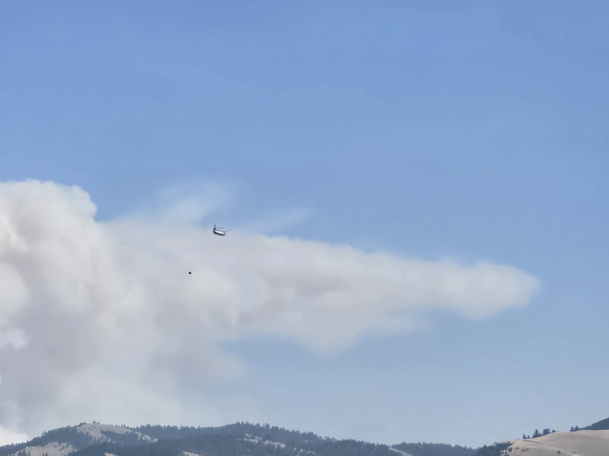MontanaHolliday's tweet image. Bucket drops over the Miller Peak Fire around 15:20 this afternoon. #mtnews #mtfire #millerpeakfire