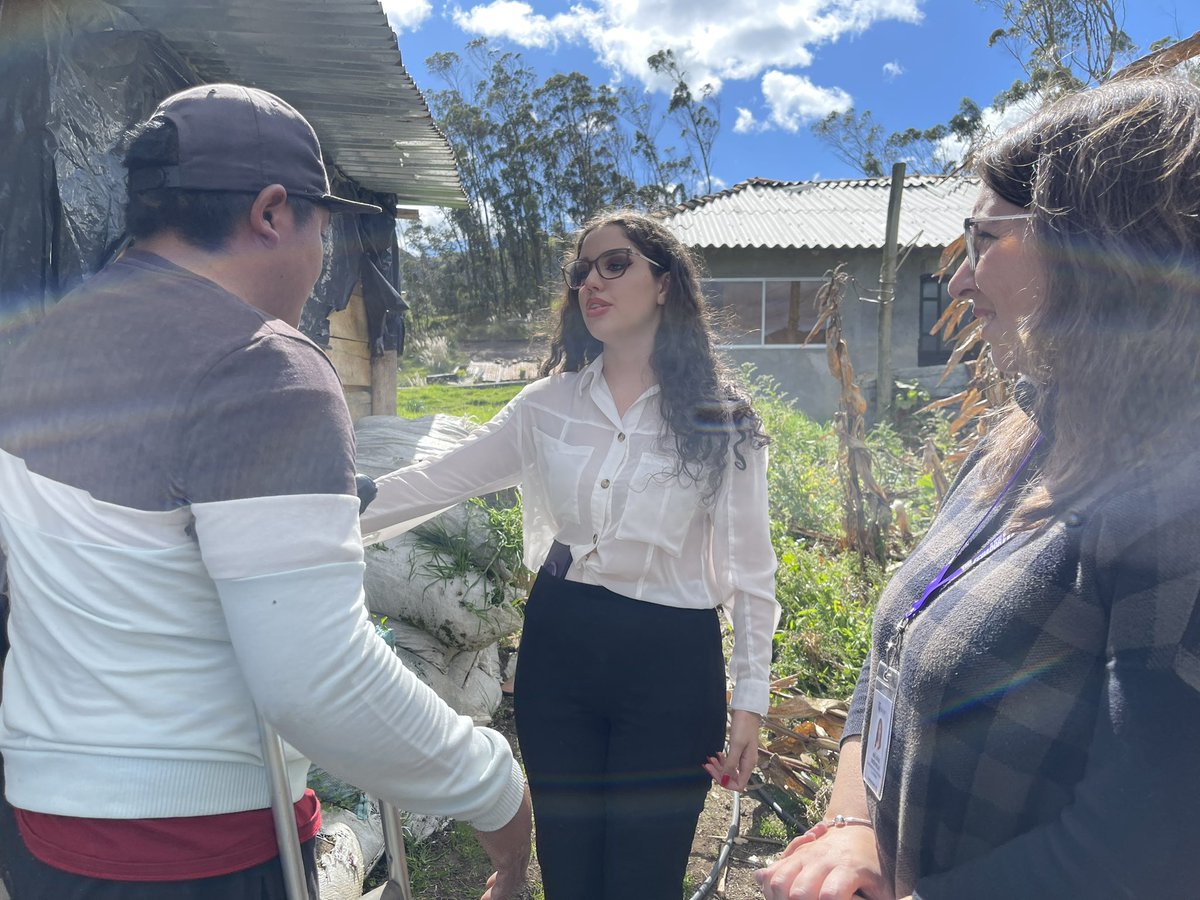 camileonok's tweet photo. Para nosotros el territorio es prioridad, porque es aquí donde podemos palpar su situación real y tener la claridad en la búsqueda de soluciones a sus principales necesidades. #VictoriaDelPortete #ElNuevoEcuadorResuelve. https://t.co/Z7vvqSvyzj