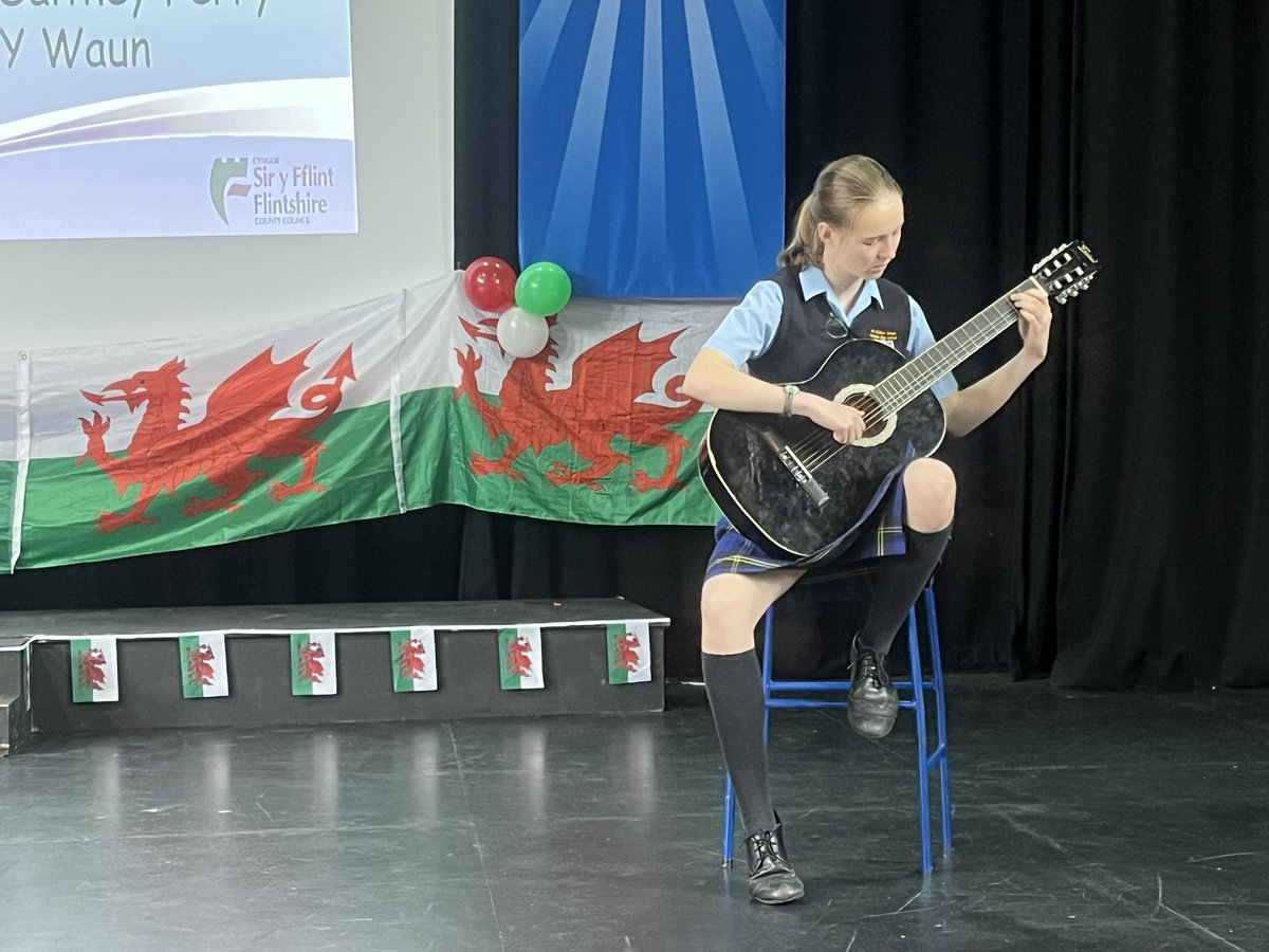 5/5 Pnawn arbennig yn dathlu gwobrwyo Ysgolion cynradd <a href="/CSyFflint/">Cyngor Sir y Fflint</a> 
An excellent afternoon celebrating the achievements of <a href="/FlintshireCC/">Cyngor Sir y Fflint / Flintshire County Council</a> Primary schools 
DIOLCH <a href="/srgchs/">St Richard Gwyn Catholic High School</a> for hosting the event excellent entertainment by the côr &amp; guitar soloist🎶🎸🏴󠁧󠁢󠁷󠁬󠁳󠁿 
Diolch <a href="/CymraegSRG/">Mr Crawley SRG</a> am y croeso!