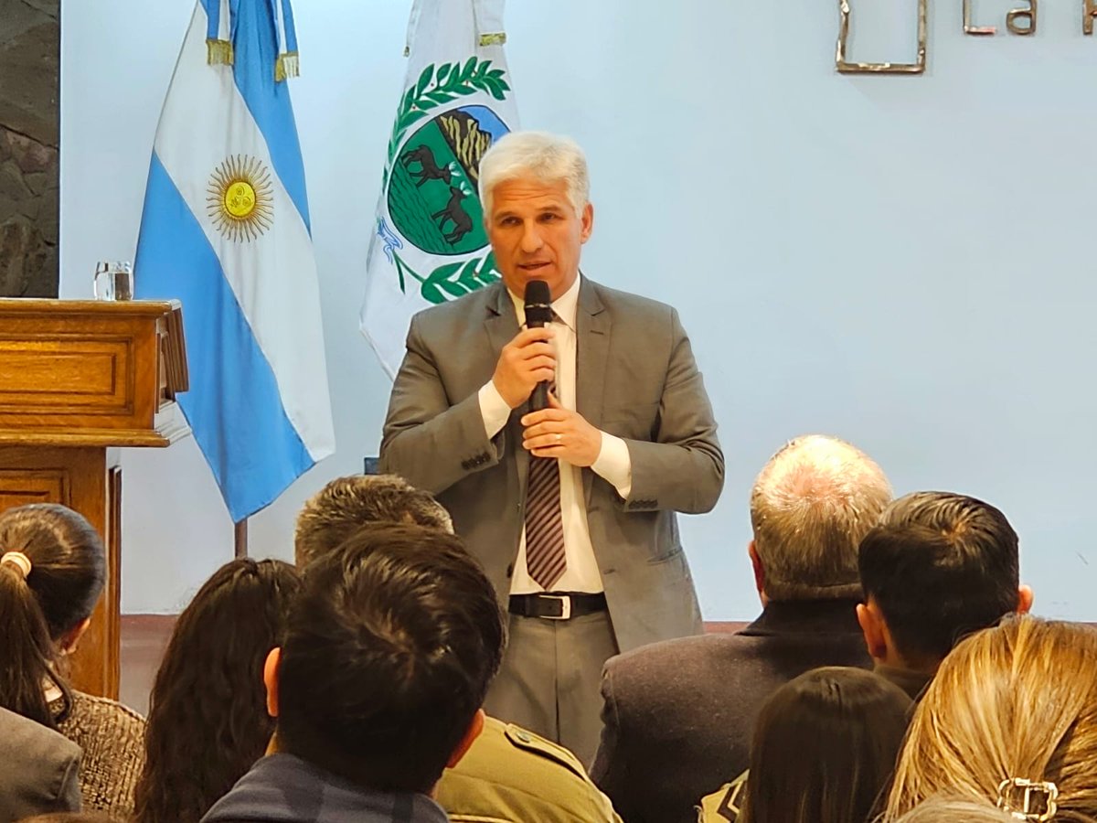 “Es un salto de calidad enorme profesionalizar a nuestras fuerzas de seguridad”
agenciasanluis.com/2024/07/15/957…