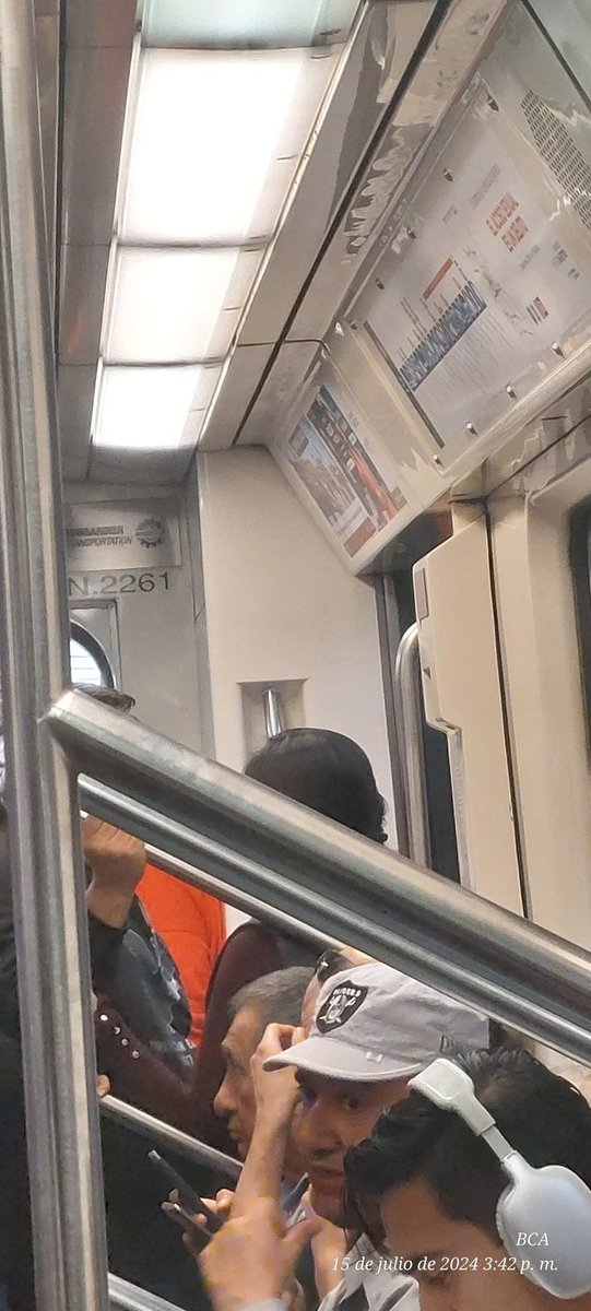 Be7y's tweet photo. @MetroCDMX L2 dirección 4 caminos 
La segunda puerta del vago 2261 no abre https://t.co/f3RHkGxAXm