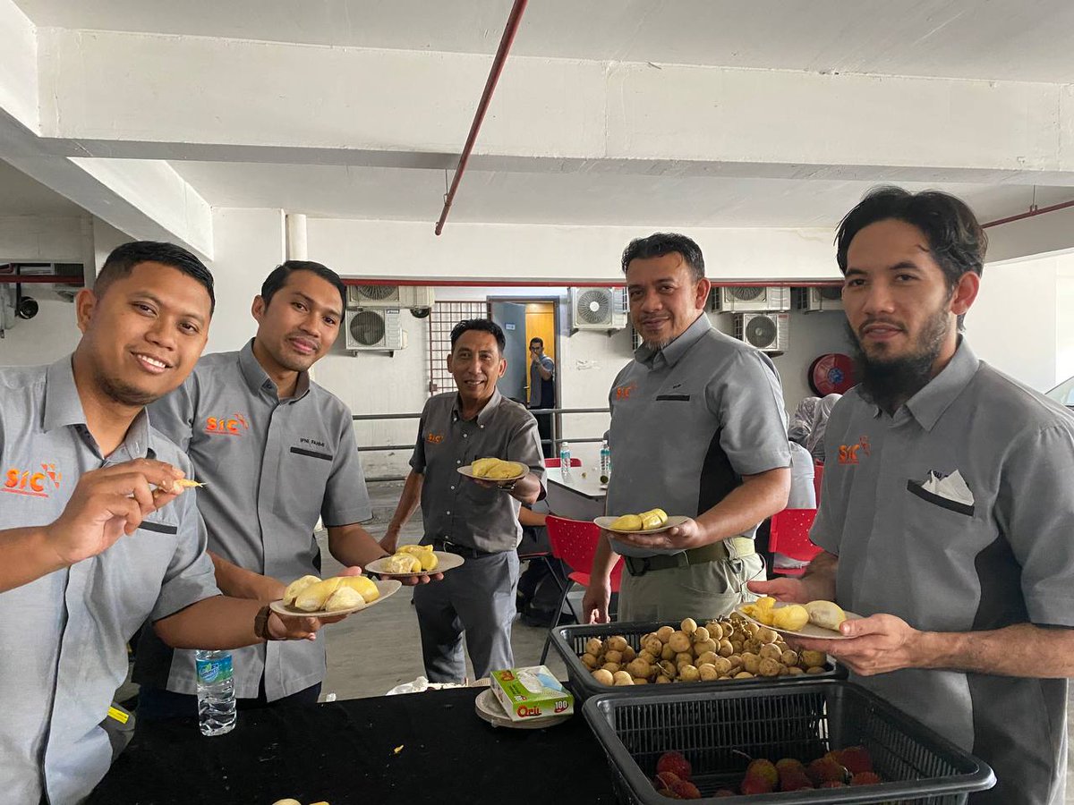 SicSocialmed's tweet photo. 𝐊𝐄𝐍𝐃𝐔𝐑𝐈 𝐃𝐔𝐑𝐈𝐀𝐍 𝐒𝐈𝐂 𝟐𝟎𝟐𝟒

Dari lensa sekitar program makan buah-buahan tempatan ‘Kenduri Durian’ anjuran Kelab Rekreasi dan Ihsan SIC (KRIS) untuk anggota kerja yang bertempat di ibu pejabat SIC. https://t.co/I3pavdRL9r