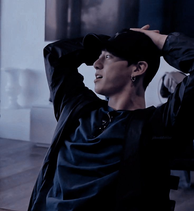 ㅤ
name: Alexander.
heigh: 187cm.
birth: 29/09/1994. 
sign: libra.
mbti: entp.

colour: purple n black.
movie: spirited away.
animal: wolfs
food: sushi.
drink: coffe n wine.
ㅤ