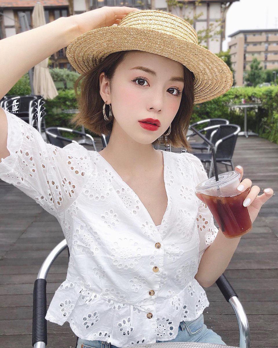 CarrollRus97669's tweet photo. 今日は久しぶりに赤リップ！
レブロンの755番使ったよ〜💄 ストーリー見てくれてる方は分かると思うけど😂笑
まだまだダイエット継続中のため
#夏の風情
#麦わら帽子ファッション
#白シャツコーデ
#おしゃれガール
#サマースタイル
#爽やか夏服
#コーディネートのヒント
#ファッションコーディネート https://t.co/2kofi4KN0y